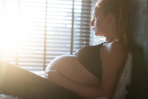 Ganska Gravid Kvinna Svarta Leggins Och Behå Njuter Solljus Samtidigt — Stockfoto