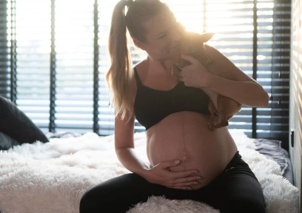 Felice Donna Incinta Seduta Sul Letto Rilassante Casa Con Suo — Foto Stock