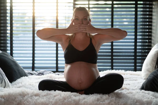 Mujer Bastante Embarazada Las Leggins Negras Sujetador Que Cubre Boca — Foto de Stock