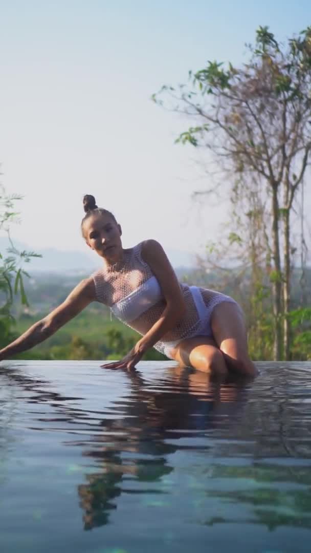 Beyaz Bikinili Güzel Esmer Kadın Açık Havuz Kenarında Poz Veren — Stok video
