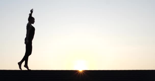 Silhouet Van Jonge Vrouw Wandelen Het Dak Zonsondergang Hemel Achtergrond — Stockvideo