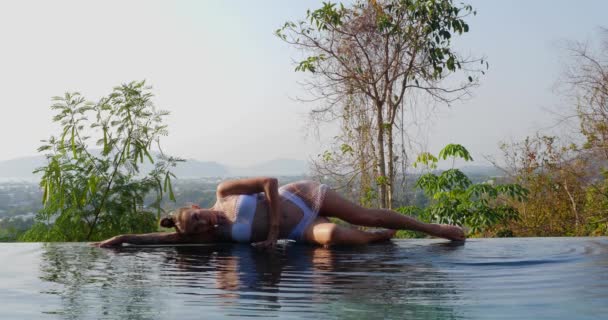 Mulher Bonita Morena Biquíni Branco Vestido Líquido Posando Borda Piscina — Vídeo de Stock