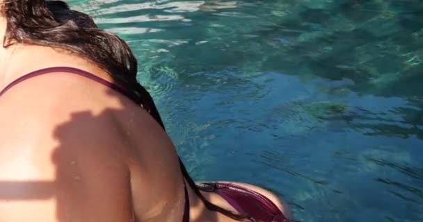 Brünette Hübsche Frau Porträt Freibad Video Zeitlupe — Stockvideo