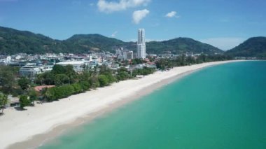 Turkuaz suları olan Cennet Plajı 