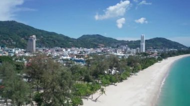 Turkuaz suları olan Cennet Plajı 