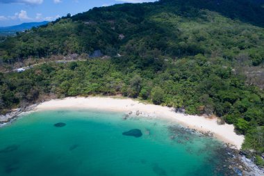 Laem Sing, Phuket, Tayland 'daki tropik plajların insansız hava aracı görüntüsü.