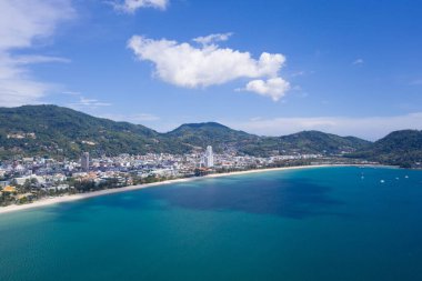 Patong, Phuket, Tayland 'daki tropik plajların insansız hava aracı görüntüsü.