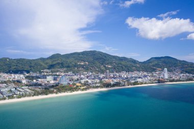 Patong, Phuket, Tayland 'daki tropik plajların insansız hava aracı görüntüsü.