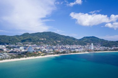 Patong, Phuket, Tayland 'daki tropik plajların insansız hava aracı görüntüsü.