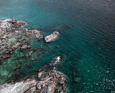 Tropikal kayalık sahilin drone görüntüsü 