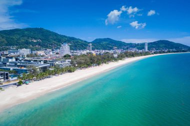 Patong, Phuket, Tayland 'daki tropik plajların insansız hava aracı görüntüsü.