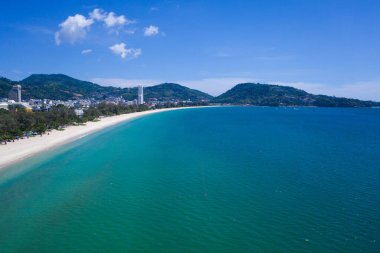Patong, Phuket, Tayland 'daki tropik plajların insansız hava aracı görüntüsü.