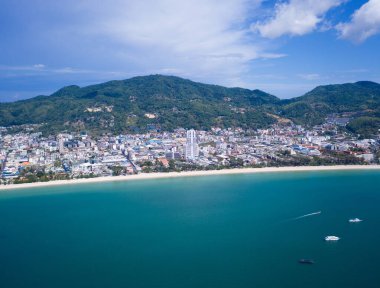 Patong, Phuket, Tayland 'daki tropik plajların insansız hava aracı görüntüsü.
