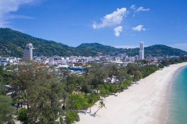 Patong, Phuket, Tayland 'daki tropik plajların insansız hava aracı görüntüsü.