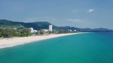 Phuket, Tayland, Karon 'daki tropik plajın insansız hava aracı görüntüsü