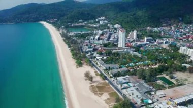 Phuket, Tayland, Karon 'daki tropik plajın insansız hava aracı görüntüsü