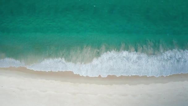Plage tropicale vue sur drone, Vue de dessus des vagues pause sur plage de sable blanc tropical.
