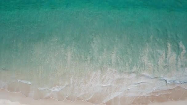 Plage tropicale vue sur drone, Vue de dessus des vagues pause sur plage de sable blanc tropical.