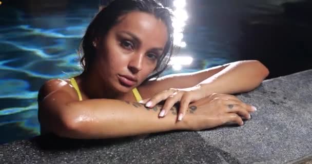 Geceleri Yüzme Havuzunda Sarı Bikini Giyen Seksi Bir Kadın — Stok video