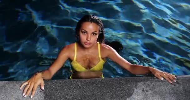 Donna Sexy Piscina Notte Indossando Bikini Giallo — Video Stock