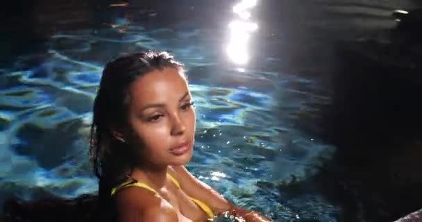 Femme Sexy Dans Piscine Nuit Portant Bikini Jaune — Video