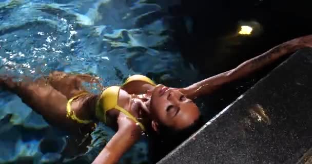 Femme Sexy Dans Piscine Nuit Portant Bikini Jaune — Video