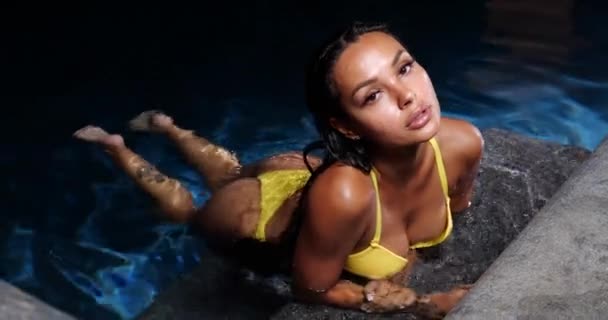 Mulher Sexy Piscina Noite Usando Biquíni Amarelo — Vídeo de Stock