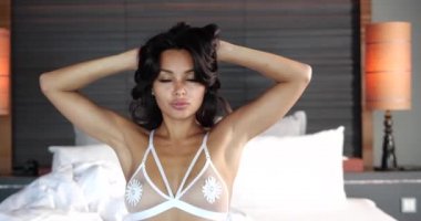 Dantel iç çamaşırlı çekici vücutlu, esmer bir kadın. Çıplak kızın yakın çekimi.