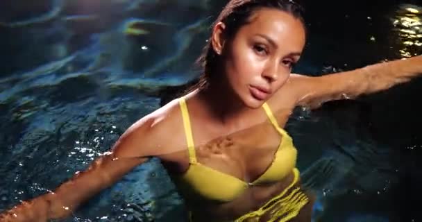 Sexy Woman Swimming Pool Night Wearing Yellow Bikini — Stock Video