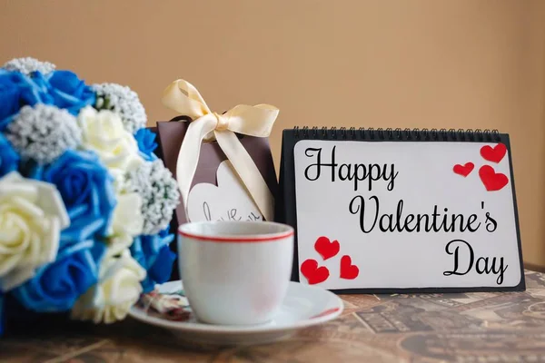 Открытка с искусственными цветами и словами С Днем Святого Валентина — стоковое фото