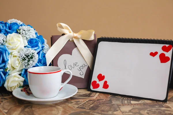 Открытка с искусственными цветами на День Святого Валентина с кофе — стоковое фото