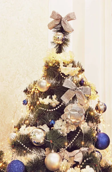 크리스마스 전나무의 크리스마스 장식들. — 스톡 사진