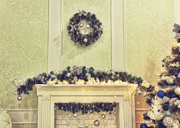Interior de casa com decorações de Natal e presentes . — Fotografia de Stock