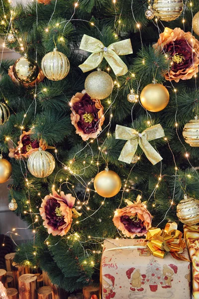 クリスマスモミの木、黄金のクリスマスの装飾や贈り物. — ストック写真