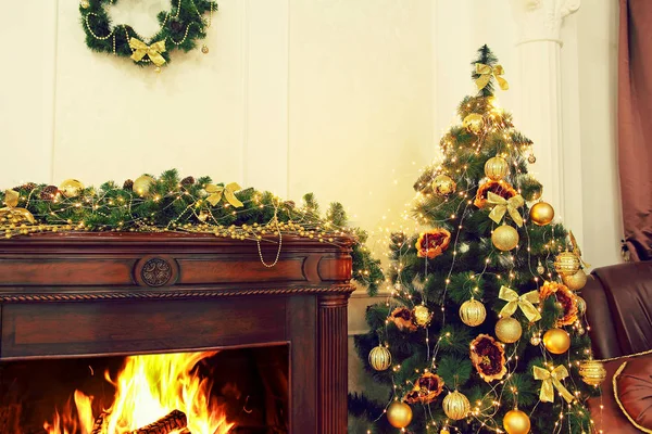 Noel köknar ağacı, altın noel süslemeleri, ateşin yanında! — Stok fotoğraf
