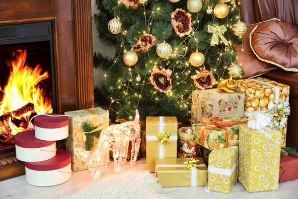 Presentes de Natal dourados perto de abeto de Natal tomado closeup. Não. — Fotografia de Stock