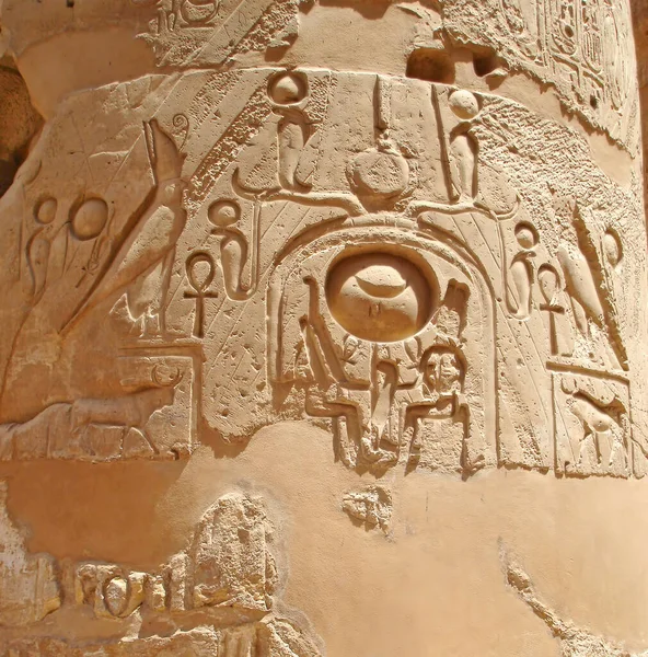 Hiéroglyphe Égyptien Avec Silhouette Scarabée Sur Fragment Colonne Égyptienne Antique — Photo