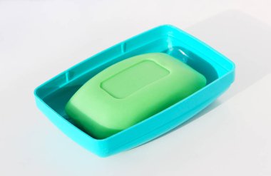 Beyaz arkaplandaki mavi sabun kalıbında, gölgeli yeşil sabun..