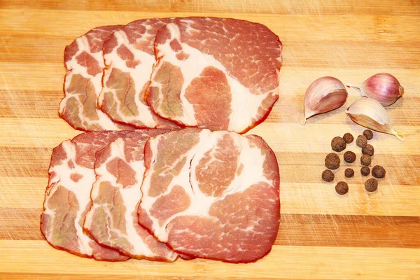 Raw Sliced Bacon Garlic Allspice Pepper Cutting Board Top View — Stock Photo, Image