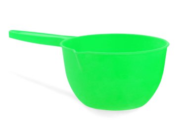 Yeşil plastik su kepçesi beyaz arkaplanda izole.