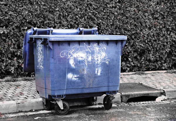 Recipiente Marcado Urbano Azul Degradação Propriedade Pública Vista Artística — Fotografia de Stock