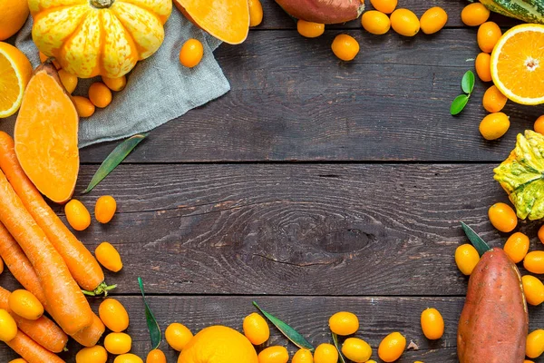 Concepto de Naturaleza de Otoño, Verduras Naranjas y Frutas en Fondo de Madera Oscura con Espacio Libre para Texto, Cena de Acción de Gracias, Vista Superior —  Fotos de Stock