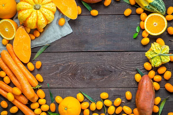 Концепція осінньої природи, апельсинові овочі та фрукти на темному дерев'яному тлі з вільним простором для тексту, Вечеря подяки, вид зверху — стокове фото