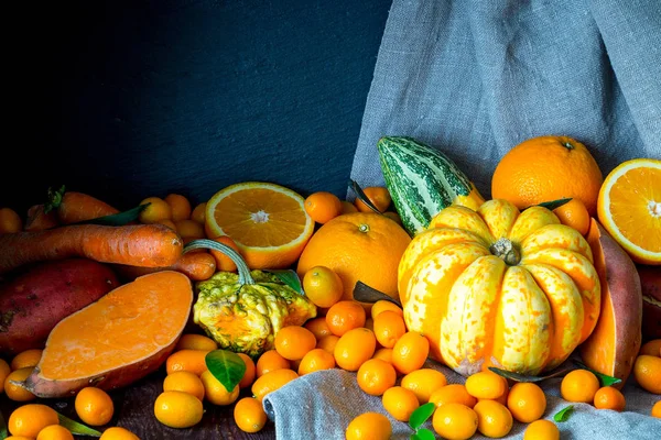 Осінь Помаранчеві овочі та фрукти, красивий фон природи, тонована картина, вільний простір для тексту — стокове фото