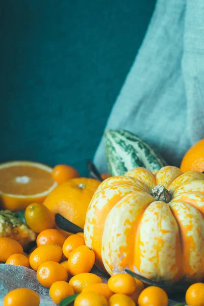 Achtergrond van de herfst, pompoen, Orange, Kumquats, verticale weergave, gestemde foto — Stockfoto