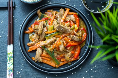 Çin Mutfağı - ekşi-tatlı soslu sebze derin kızarmış domuz