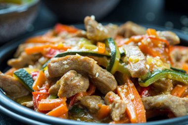 Çin Mutfağı - ekşi-tatlı soslu sebze derin kızarmış domuz