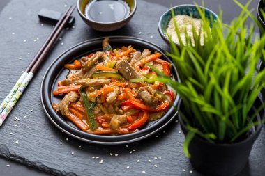 Çin Mutfağı - ekşi-tatlı soslu sebze derin kızarmış domuz