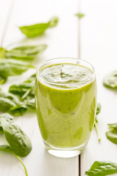 Sabroso batido o batido de aguacate verde, hecho con aguacates frescos, plátano, jugo de limón y leche no láctea — Foto de Stock