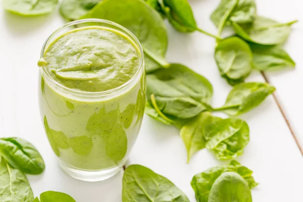 Kesinlikle şaşırtıcı yeşil avokado güler yüzlü, ham, taze avokado, muz, limon suyu ve hafif beyaz ahşap arka planda, Sigara süt badem sütü ile yapılan Vegan iç anlayışı, yatay görünüm